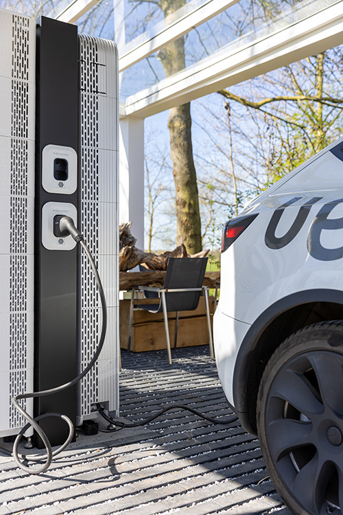 thuisbatterij met laadpaal onder overkapping