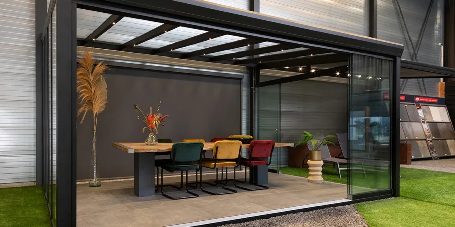 Verandaliving collectie met glazen schuifdeuren