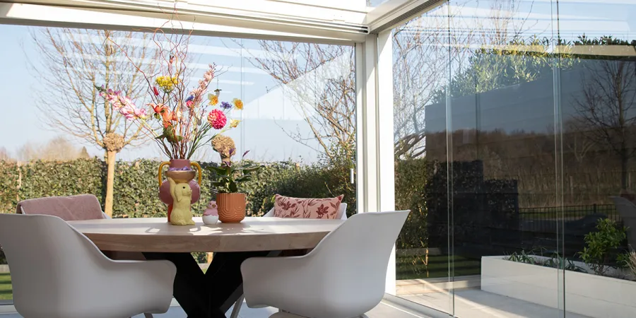 witte tuinkamer in voorjaarssferen