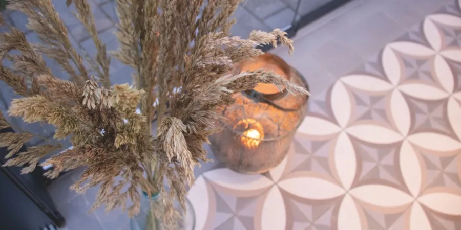 voordelen van keramische tegels tuinkamer