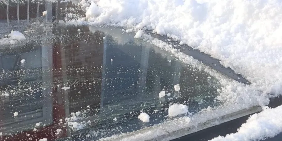 sneeuw op glazen dak tuinkamer