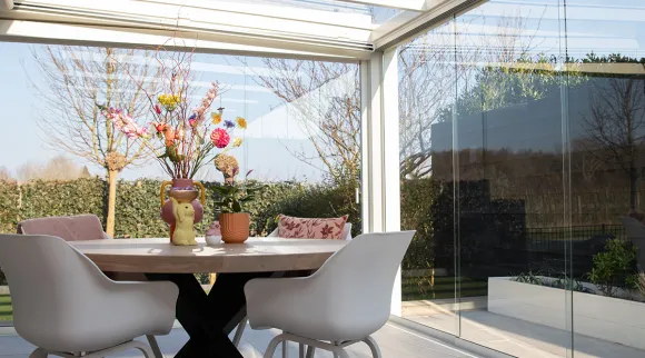 witte tuinkamer in voorjaarssferen