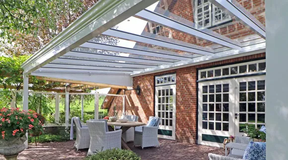 Klassieke witte veranda