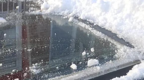 sneeuw op glazen dak tuinkamer