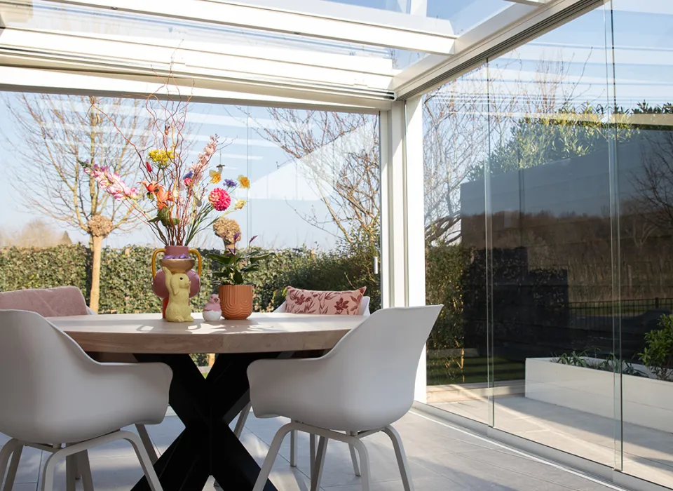 witte tuinkamer in voorjaarssferen