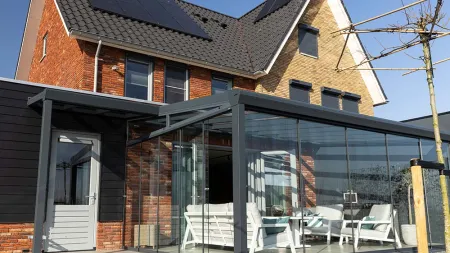 tuinkamer verandaliving met achterdeur overkapping