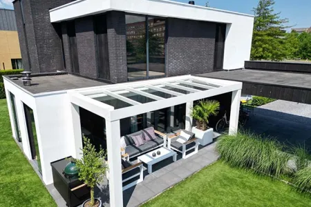 witte veranda met glazen dak