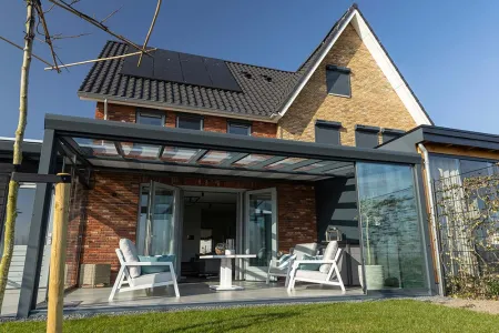 tuinkamer met open glazen deuren