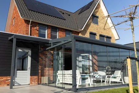 tuinkamer verandaliving met achterdeur overkapping