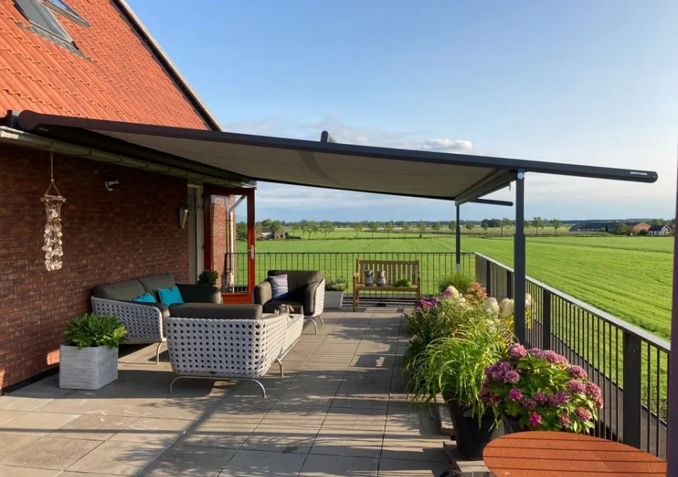 Verandaliving pergola zonwering op staanders
