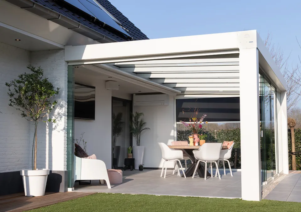 witte veranda met glazen schuifdeuren