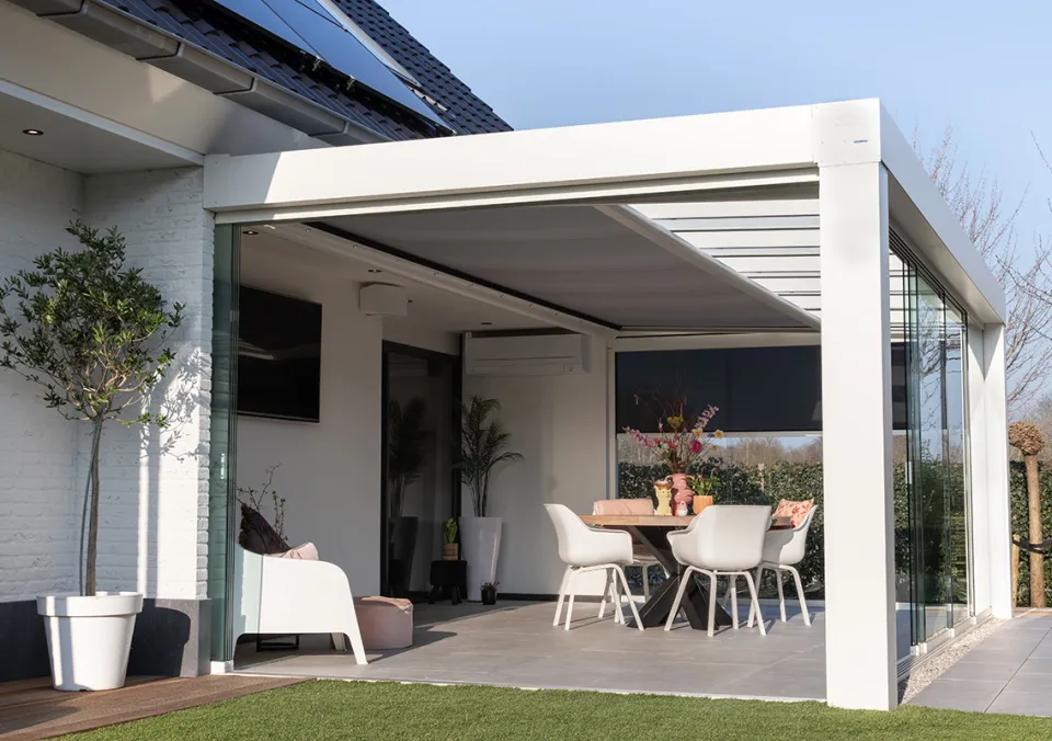 witte veranda met zonwering